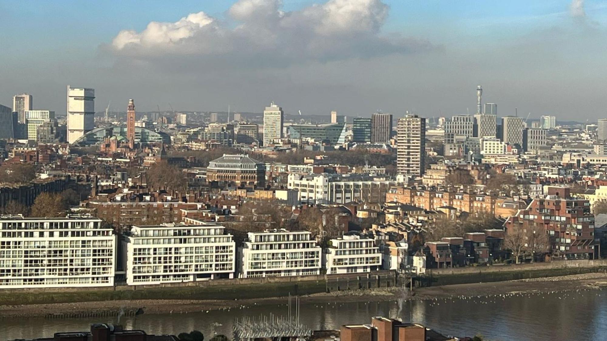 New 2 Bedroom Flat Riverview Balcony Londra